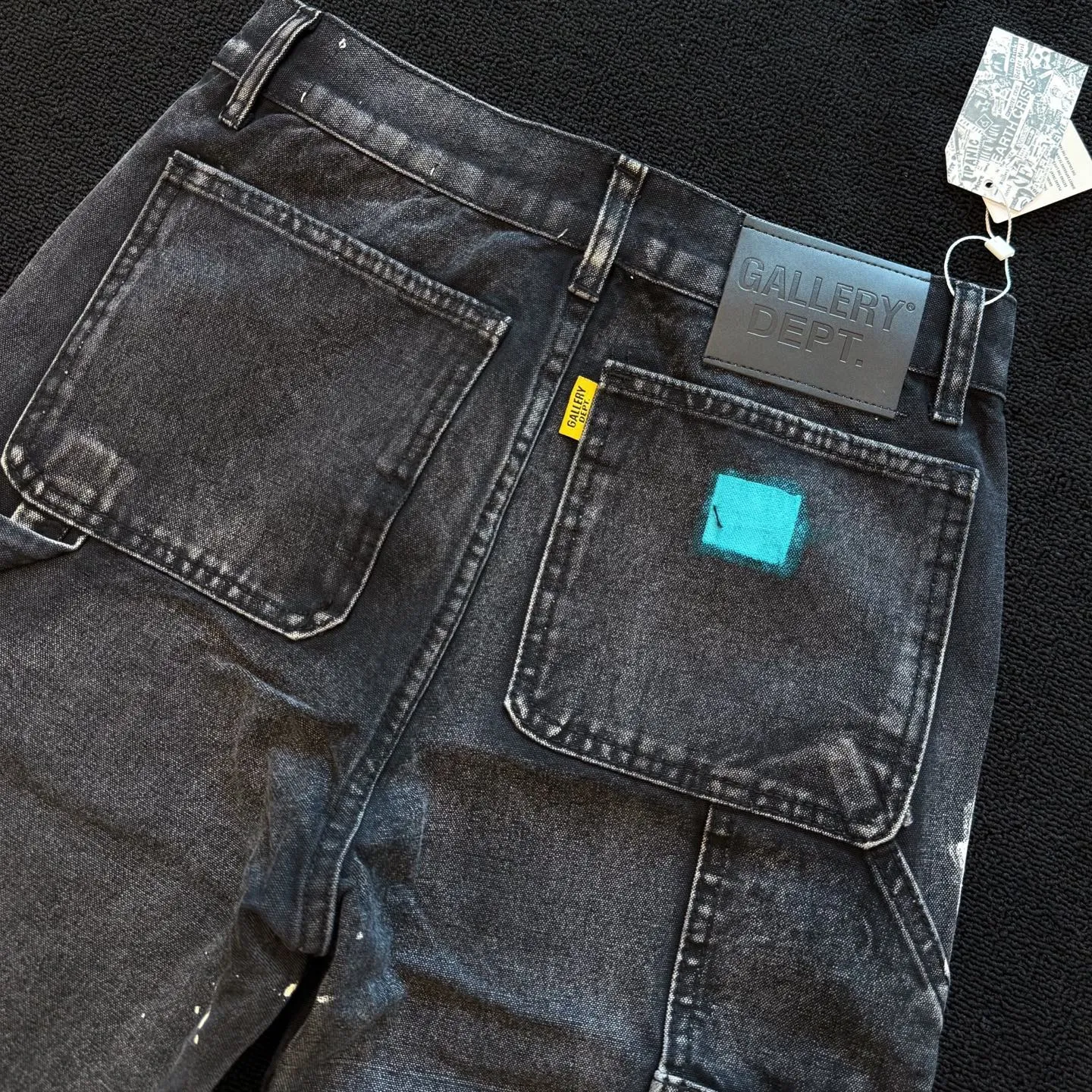 P230 model number: D403 GALLERY DEPT micro-flare spliced distressed distressed jeans. Three-dimensional version. Loose and comfortable, not picky about body shape. Seiko factory. Original factory quality control. Same style for men and women. Can be matched with couples. Versatile recommendation. Necessary denim for all seasons. Made of heavy-duty washed pure cotton denim fabric. After washing, it is soft and thick. Very stylish when worn. Size: 28, 30, 32, 34, 36 (S-XXL) Color: Splicing Size reference # 28 pants length 100 waist 72 30 pants length 102 waist 76 32 pants length 104 waist 80 34 pants length 106 waist 84 36 pants length 108 waist 88
